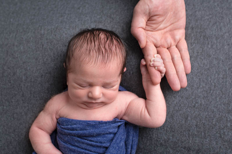 best dallas newborn photographer with moms hand