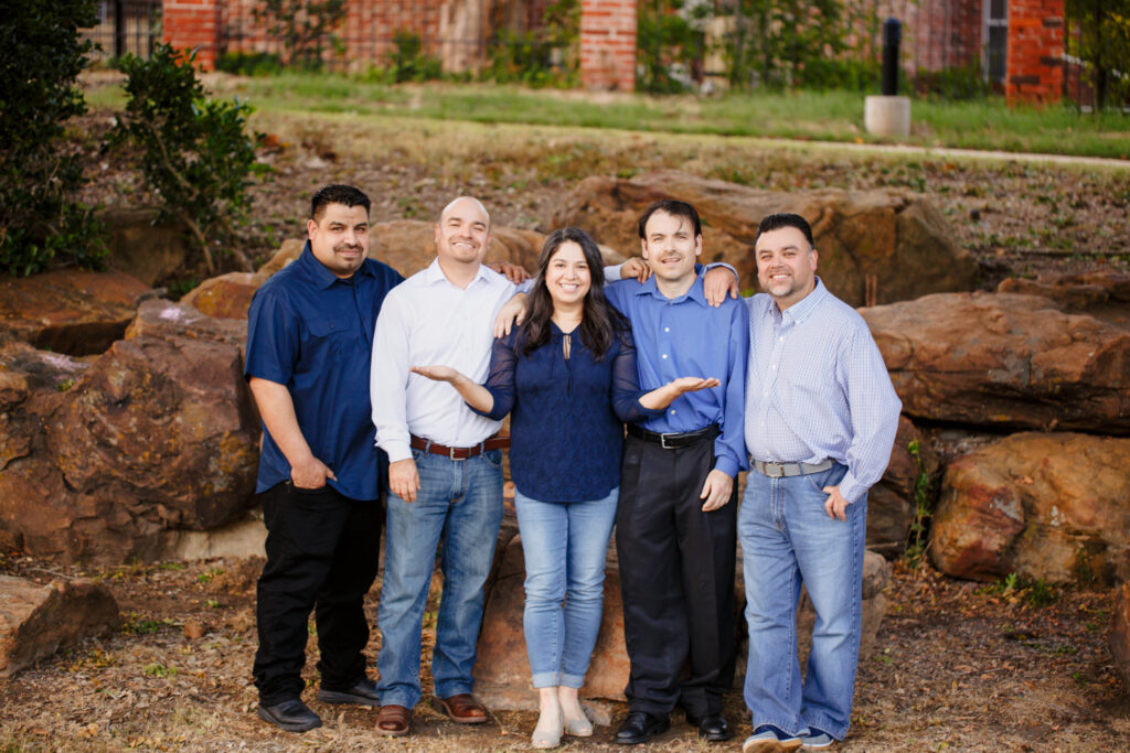 older siblings session dallas family photographer family reunion
